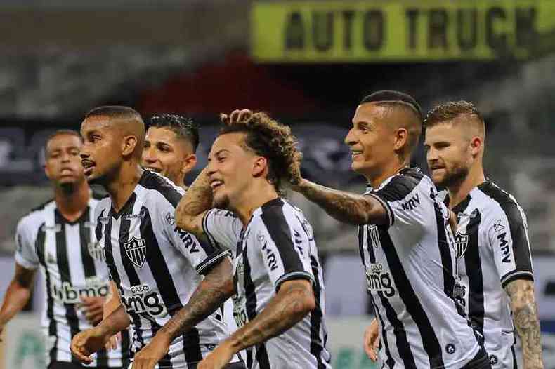 Jogadores do Atltico comemoram gol na vitria sobre o Vasco (foto: Pedro Souza/Atltico)
