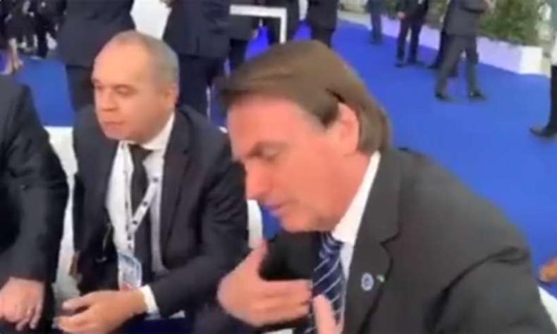 O presidente Jair Bolsonaro, durante reunião com o diretor-geral da Organização Mundial da Saúde (OMS), Tedros Adhanom(foto: Reprodução/Twitter ) Sentando, o presidente Jair Bolsonaro conversa com o diretor-geral da Organização Mundial da Saúde (OMS), Tedros Adhanom