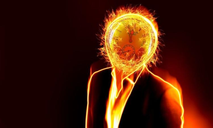 estresse, esgotamento, imagem de um homem de terno com a cabea em chamas e em forma de relgio