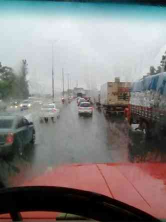 Chuva deixa trnsito lento no quilmetro 466 do Anel Rodovirio (foto: Bruno Luciano)