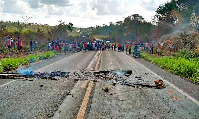 BR-226 corta a terra indgena Cana Brava ao meio: rodovia foi bloqueada por ndios guajajaras aps mortes de caciques (foto: Twitter/Reproduo)