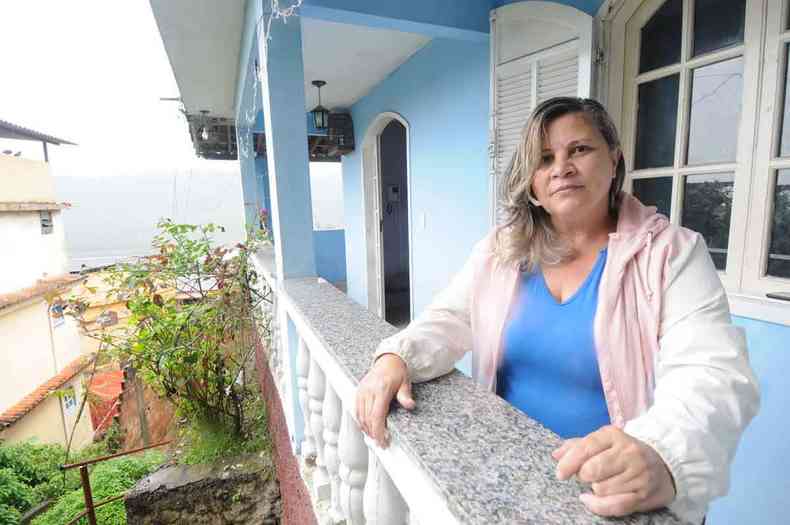 Maria Iris do Carmo Guimares diz que a estrutura da casa onde mora  forte, mas o risco est na encosta