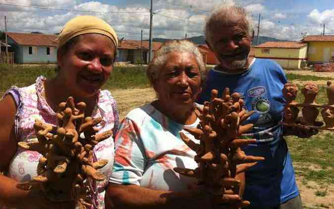 A artes Irinia Rosa Nunes (C), a filha, Mnica, e o marido, Antnio Nunes, mostram as peas artesanais(foto: Paulo Henrique Lobato / E.M / D . A Press )