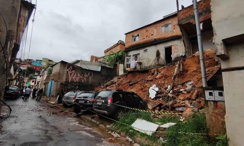 carros parcialmente soterrados por desabamento de casa