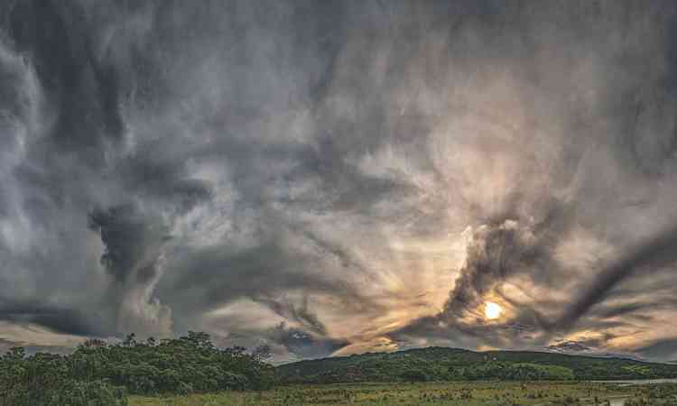 Foto de Juninho mostra nuvens
