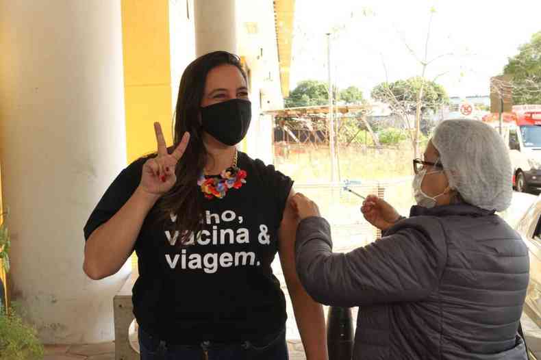 Renata Almeida , de 38 anos, planejou o figurino para este sbado, quando recebeu a segunda dose da vacina contra a COVID-19. A camiseta estampava os dizeres: vinho, vacina e viagem(foto: Edsio Ferreira/EM/D.A Press)