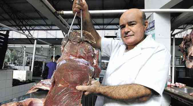 Gilson da Cruz mostra a manta de carne de sol, vendida no Mercado Municipal(foto: Fotos: Beto Magalhes/Em/D.A PRESS)