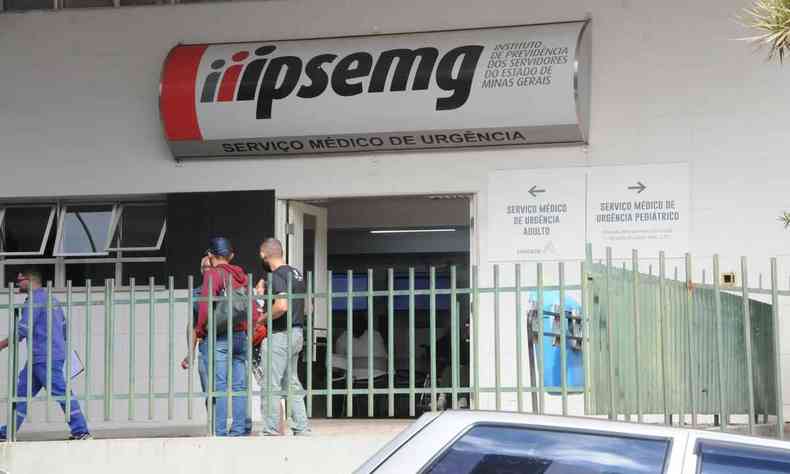 Pessoas na faixada do Ipsemg