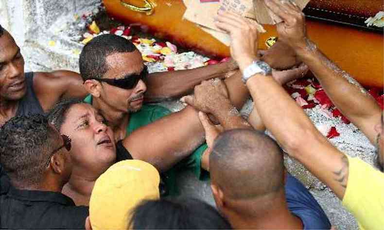 Luciana Nogueira durante enterro do marido, o msico Evaldo Rosa dos Santos(foto: Wilton Jnior/estado Contedo - 08/04/2019 )