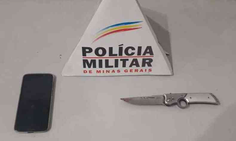 Celular e faca foram apreendidos pela polcia(foto: Divulgao/PM)