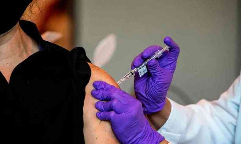 Calendrio de quem vai receber a primeira dose foi acelerado, porque chegaram doses expressivas da vacina de Oxford(foto: Chandan Kanna/AFP)