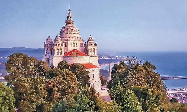 Vista area da cidade de Viana do Castelo tem um castelo em primeiro plano 