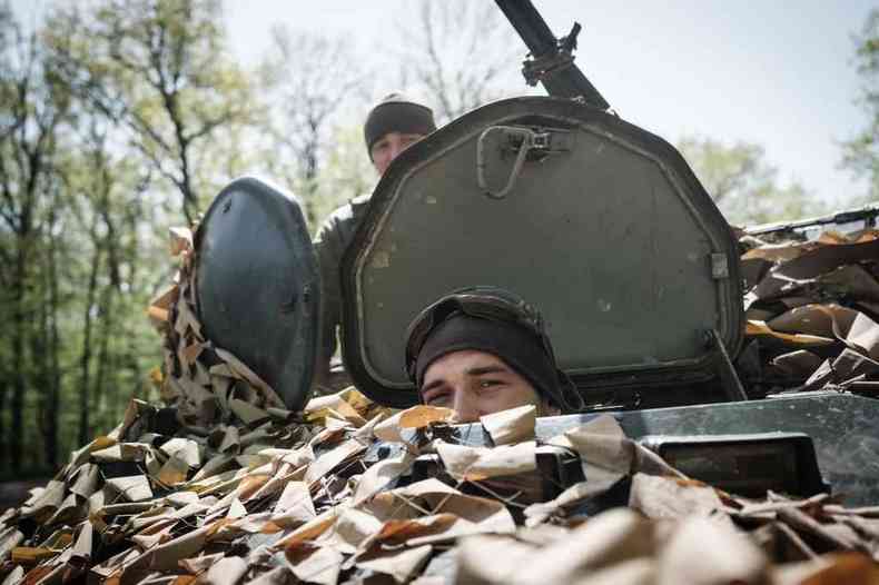 Soldados ucranianos escondidos em tanque