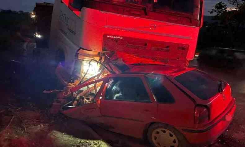 Carreta afundando a frente de um carro, depois de acidente fatal.