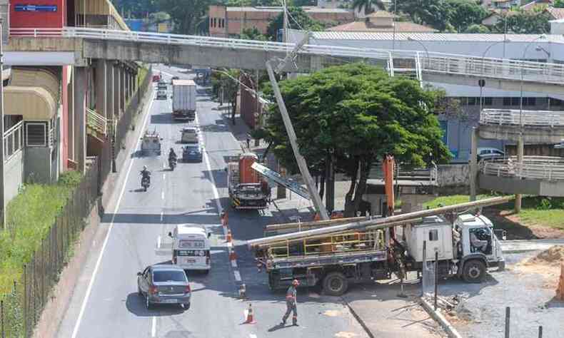 Por volta das 10h30, trnsito ainda estava parcialmente interditado no local(foto: Leandro Couri/EM/DA Press)