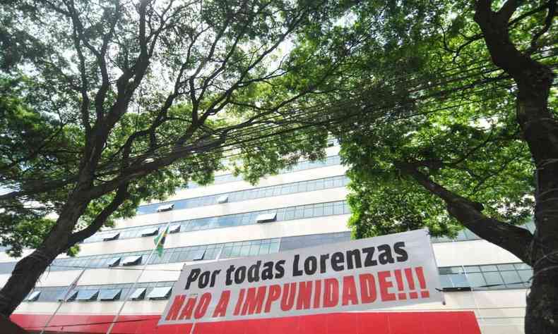 Faixa pedindo que no haja impunidade no caso da morte de Lorenza 