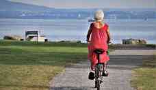 Os riscos do sedentarismo para os idosos e porque têm de se manter ativos