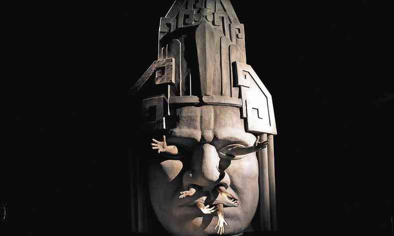 Imagem característica do edifício Acaiaca com intervenção de mãos de atores nos orifícios da face indígena