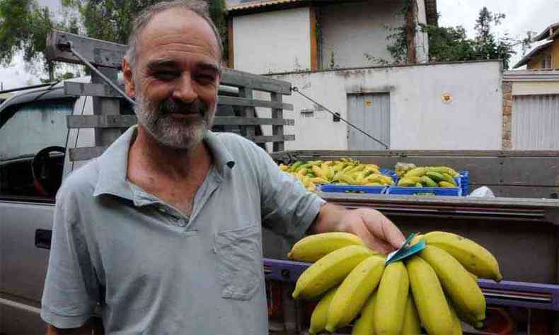 Gilvan Clio Paiva j colhe frutos certificados na fazenda que herdou do pai, em Ravena, distrito de Sabar(foto: Paulo Filgueiras/EM/D.A Press)