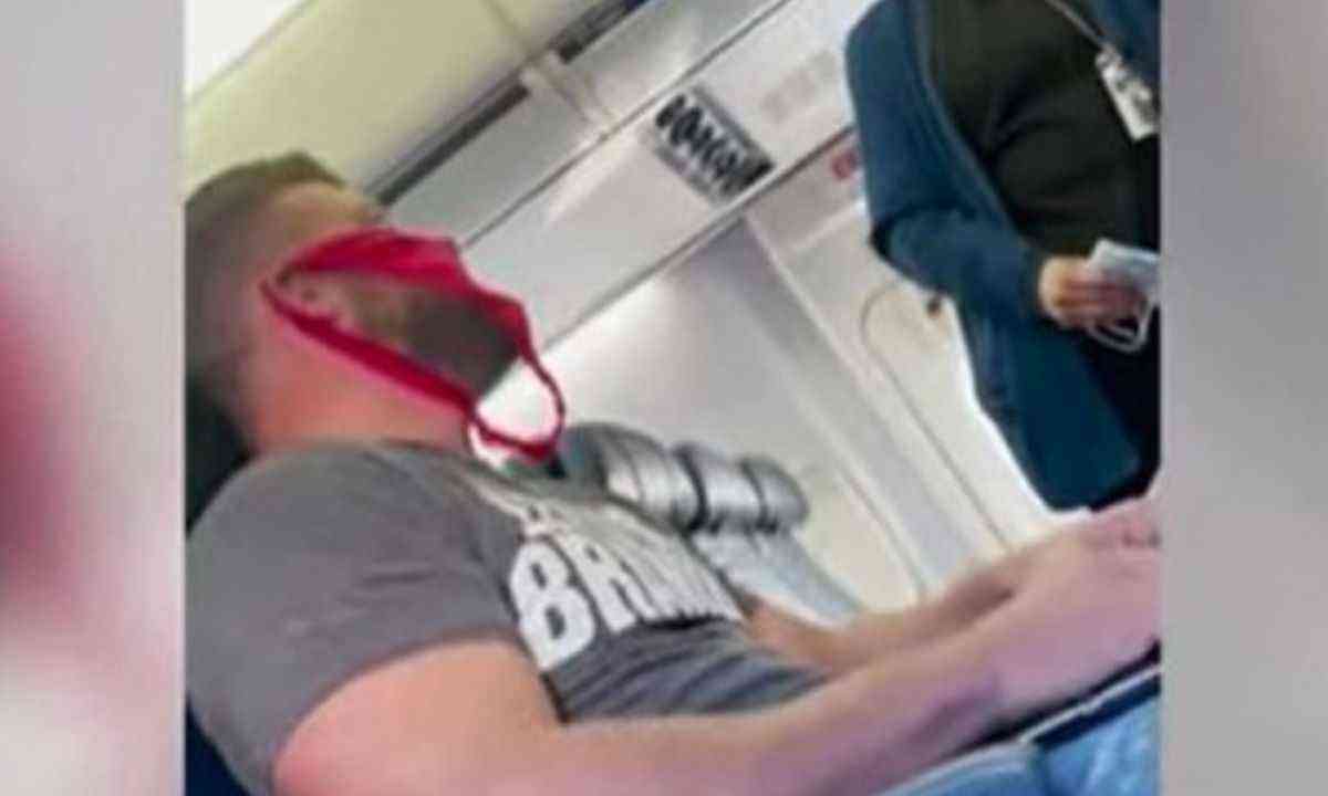  Homem usa calcinha como máscara e é expulso de avião   