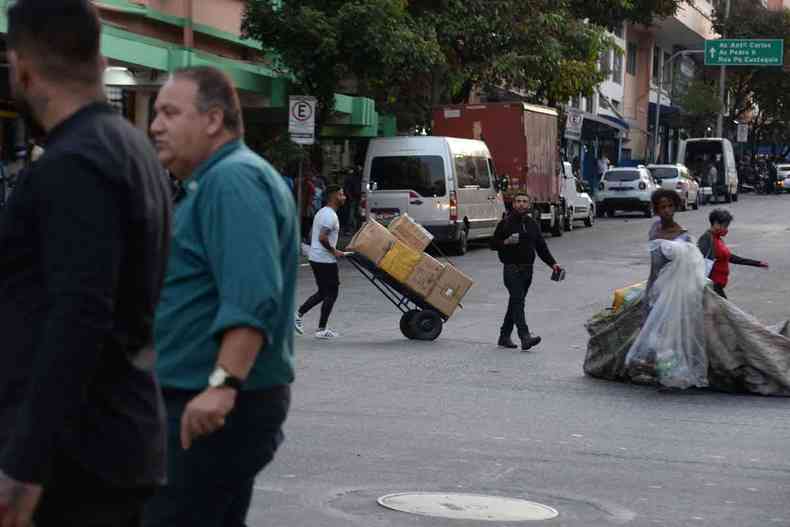Belo Horizonte - MG. Travessia de pedestres sem faixa na Rua Guaicurus, esquina com Rua So Paulo, Centro de BH