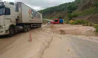 Trnsito flui em esquema de siga e pare em apenas um sentido da rodovia(foto: PRF/Divulgao)