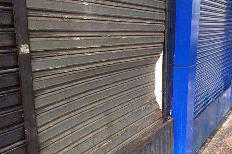 As portas da Loja do Galo foram danificadas durante a madrugada desta quinta(foto: Reproduo/Internet)