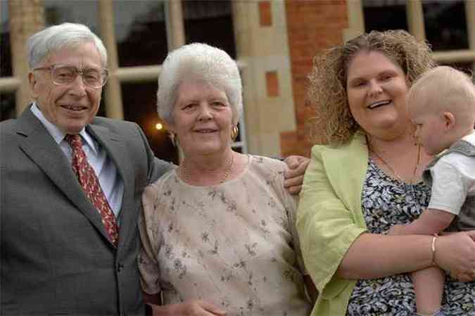  Robert Edwards ao lado de Lesley Brown, me de Louise - a primeira beb de proveta - com seu primeiro filho no colo(foto: REUTERS/Copyright Bourn Hall/Files/Handout )