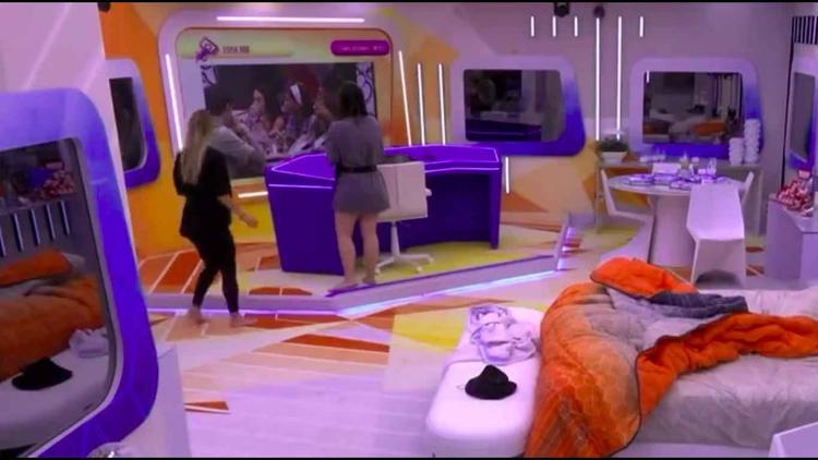 Momento em que Amanda e Bruna assistem os participantes que foram eliminados no quarto
