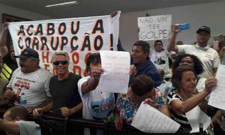 Manifestantes lotaram a Cmara Municipal de Santa Luzia, nesta sexta-feira(foto: Jair Amaral/EM/D.A. Press)