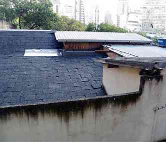 Raspa de pneu foi colocada no telhado, um material altamente inflamvel(foto: fabricio vasconcelos/dza)