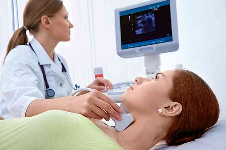 Paciente recebe ultrassonografia de tireoide 