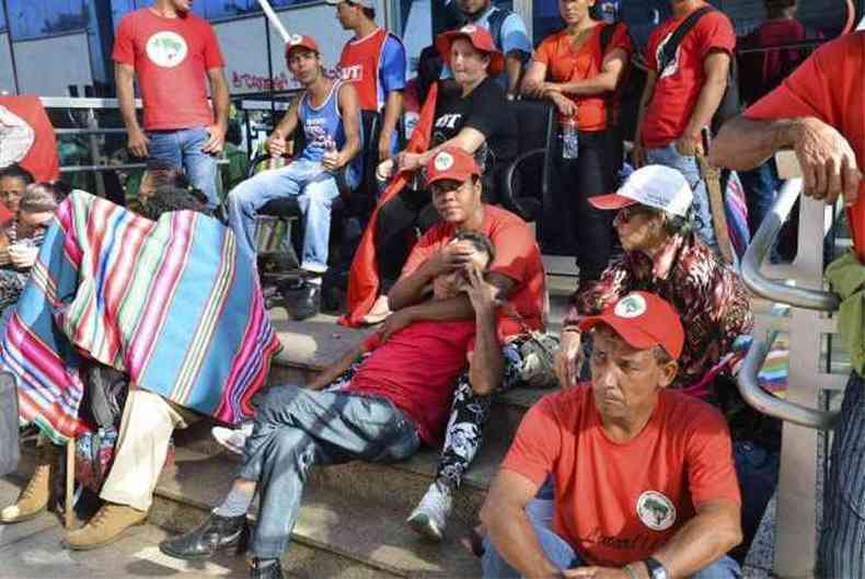 Manifestantes ligados a movimentos sociais ocupam o Ministrio das Cidades desde as 6 horas da manh deste tera-feira (foto: Elza Fiza/Agncia Brasil)