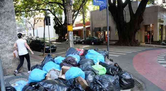 Em reas nobres, como na Rua Rio de Janeiro, no Bairro de Lourdes, montanhas de resduos chegaram a comprometer o trnsito de pedestres(foto: Fotos: Paulo Filgueiras/EM/D.A Press)