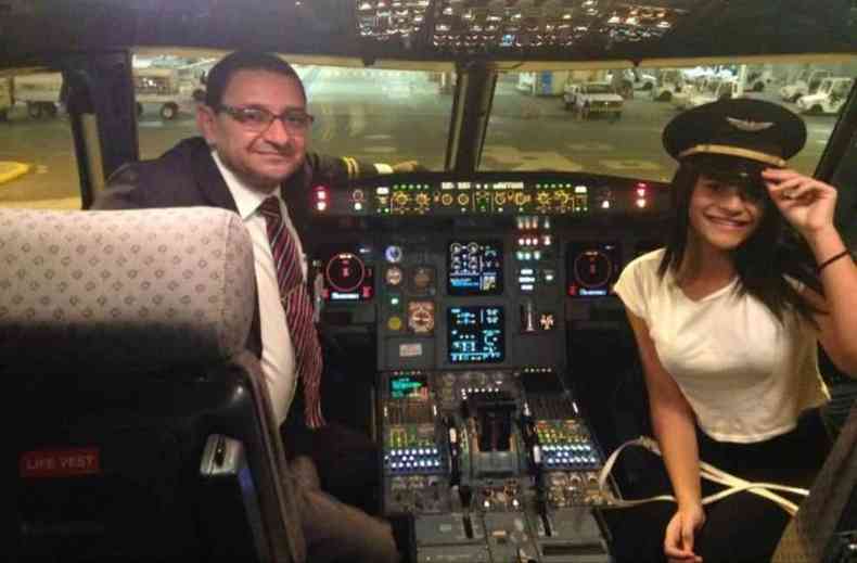 Vitória Medeiros e o pai, o piloto Geraldo Medeiros, na cabine de um avião