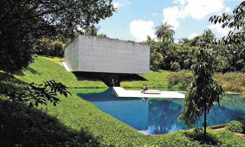 Galeria de Adriana Varejo no instituto inhotim, em frente a um lado e jardins