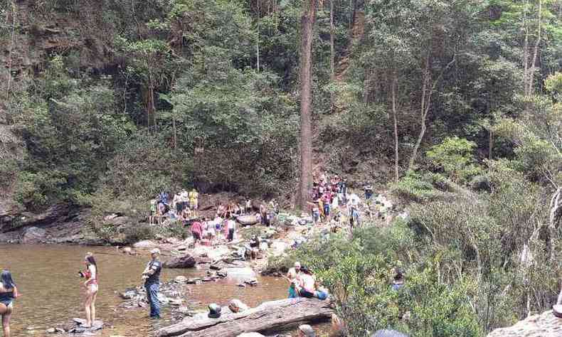 Cerca de 300 pessoas estavam na cachoeira do ndio neste domingo(foto: Foto: Divulgao/ICMBiol)
