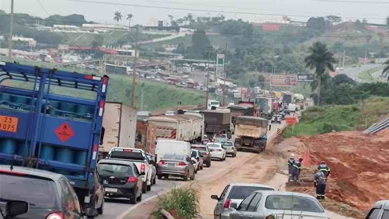 Fila de veculos na BR-381