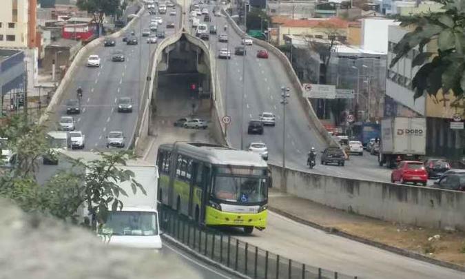 Os coletivos serão desviados antes de começarem a descida da pista que passa por debaixo do Túnel da Lagoinha(foto: Beto Novaes/EM/D.A Press) Os coletivos serão desviados antes de começarem a descida da pista que passa por debaixo do Túnel da Lagoinha(foto: Beto Novaes/EM/D.A Press)