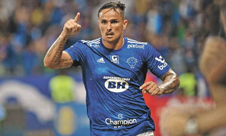 Edu, comemorando gol com a camisa do Cruzeiro