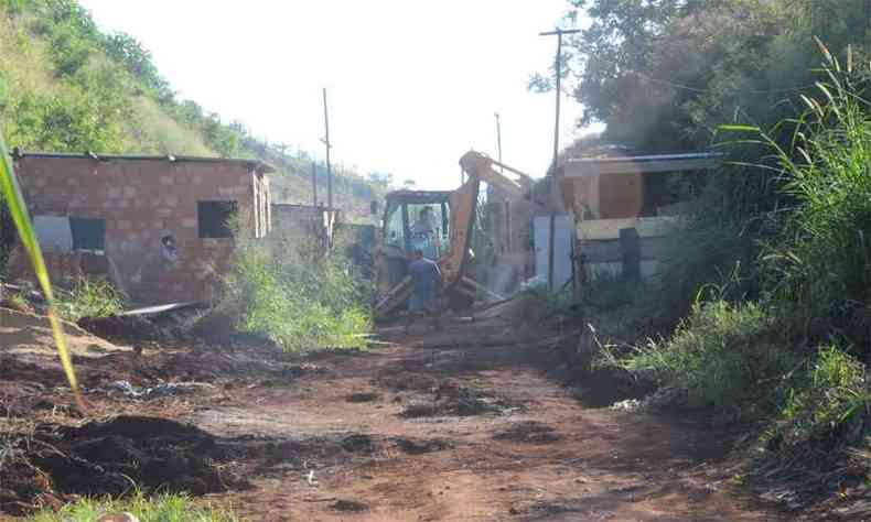 Do lado das moradias, houve destruio de paredes e estruturas improvisadas em que ainda no havia ocupantes(foto: Paulo Filgueiras/EM/D.A/Press)