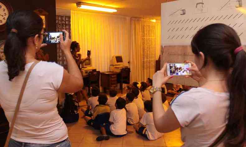 Turma de alunos no Museu da Escola, em Belo Horizonte: Encontro de geraes em uma viagem pelo tempo que ajuda a traar destinos dos prprios estudantes e do pas (foto: Jair Amaral/EM)