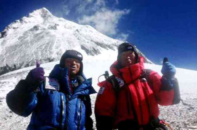 Yuichiro Miura e o filho Gouta posam no Everest(foto: MIURA DOLPHINS / AFP)