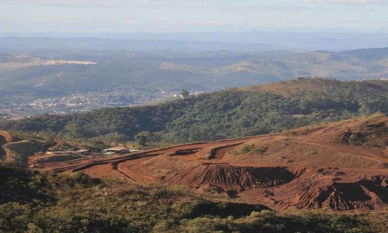 A Serra do Curral é um símbolo muito importante para os belo-horizontinos.(foto: Alexandre Guzanshe/EM/D.A Press) Serra do Curral