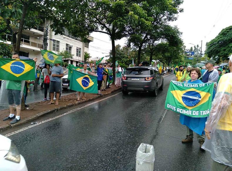 Bolsonaristas voltaram para a Raja Gabaglia, ontem, no dia seguinte à desocupação(foto: MARCOS VIEIRA/EM.D.A PRESS) Bolsonaristas voltaram para a Raja Gabaglia, ontem, no dia seguinte à desocupação