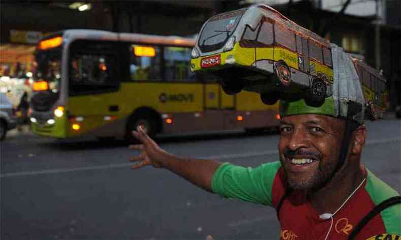 'Meu intuito  orientar as pessoas. No sou fantico, gosto de nibus.' - Ricardo Teixeira, o Mister Bus, exibe seu modelo de chapu em homenagem ao Move. H 20 anos, ele publica de forma independente seu guia de nibus da Grande BH, que custa R$ 5. Os usurios ainda podem pedir informaes por telefone. Mister Bus atende os passageiros em seu nmero de celular particular. (Tlio Santos)