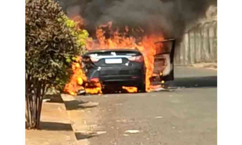 Carro usado no crime foi incendiado