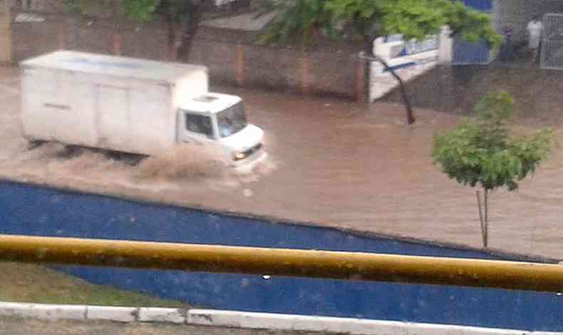 Caminho tenta passar por rua alagada no Bairro So Joo Batista, em Venda Nova