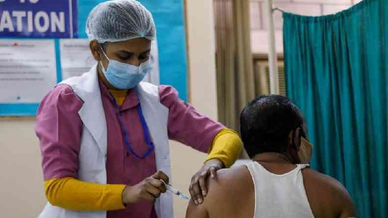 Vacinao com Covaxin comeou em janeiro na ndia antes de a fabricante concluir fase final de testes(foto: REUTERS/Adnan Abidi)