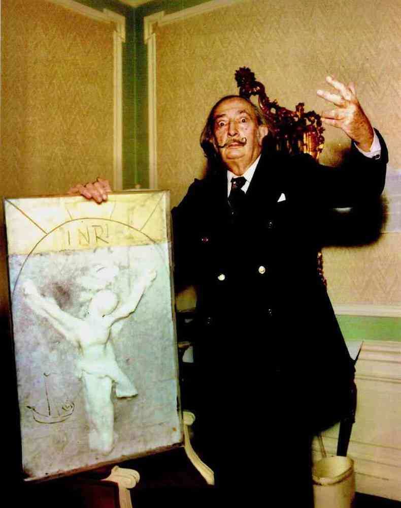 Salvador Dal com sua escultura de cera, Cristo de So Joo da Cruz